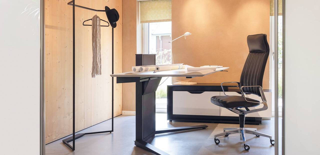 Joma Büromöbel Architektenbüro mit dunklem Sitz-/Stehtisch high01 und C-Board