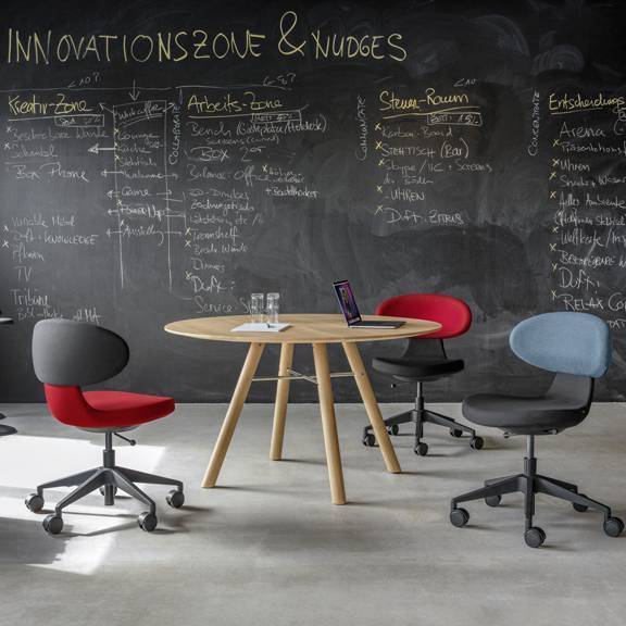Sitzungstisch mit Simplex Bürodrehstühlen