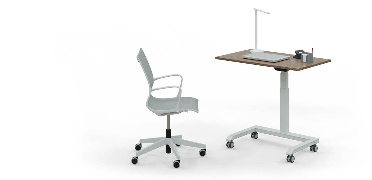 Büromöbelgruppe mit Stuhl und kleinem Sitz-/Stehtisch freistehend