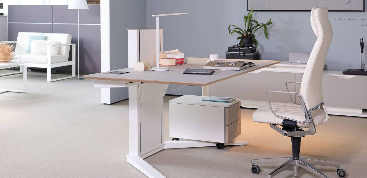 Joma Büromöbel Sitz-/Stehtisch Leuwico high01 im Chefbüro mit C-Board