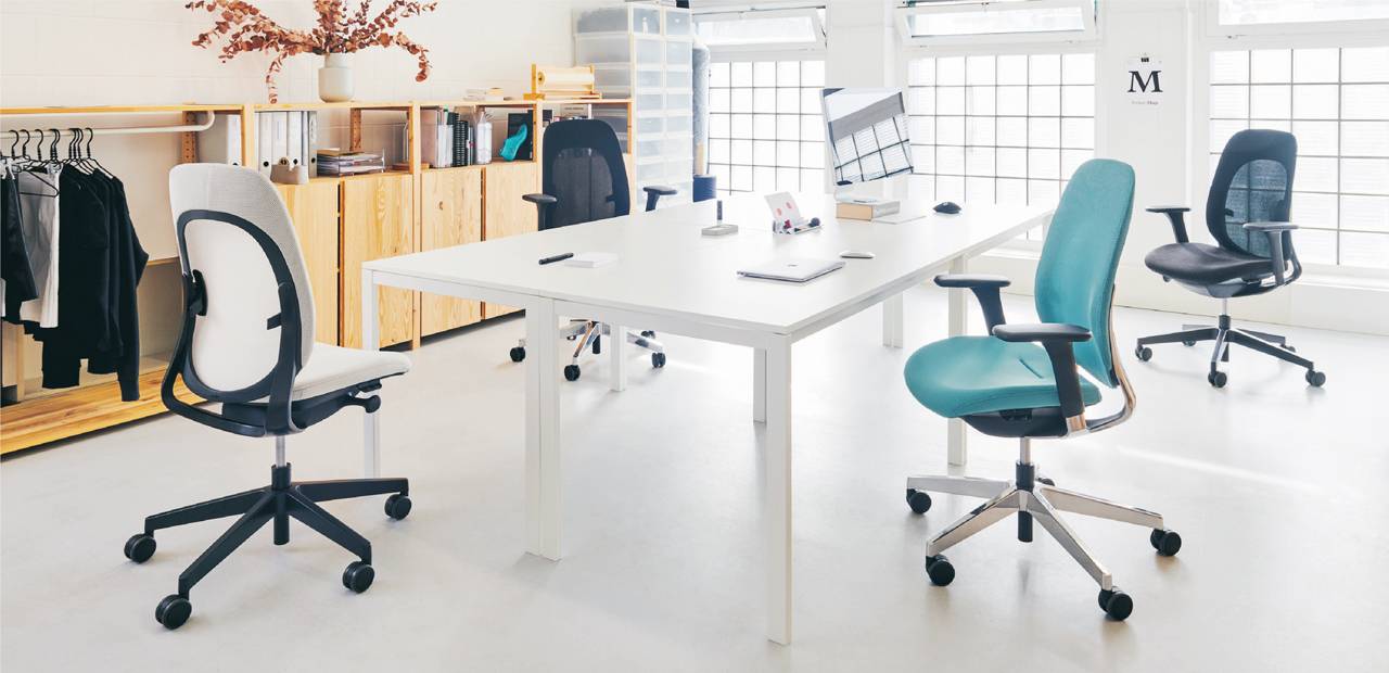 Joma Bürodrehstuhl Giroflex 40 in Blautönen um Besprechungstisch